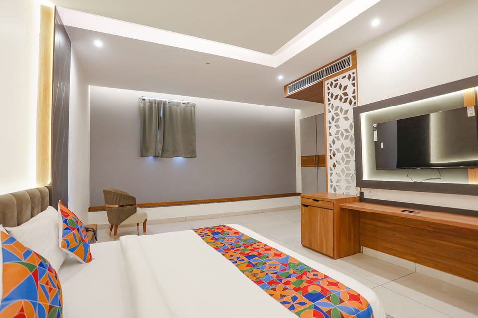 Egyptian cotton sheets, premium bedding, in-room safe, desk