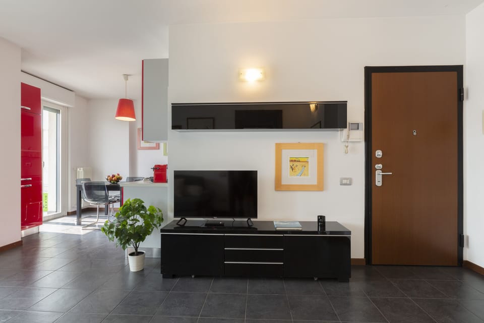 Panoramic Apartment | Living area | 40-inch flat-screen TV with digital channels, TV
