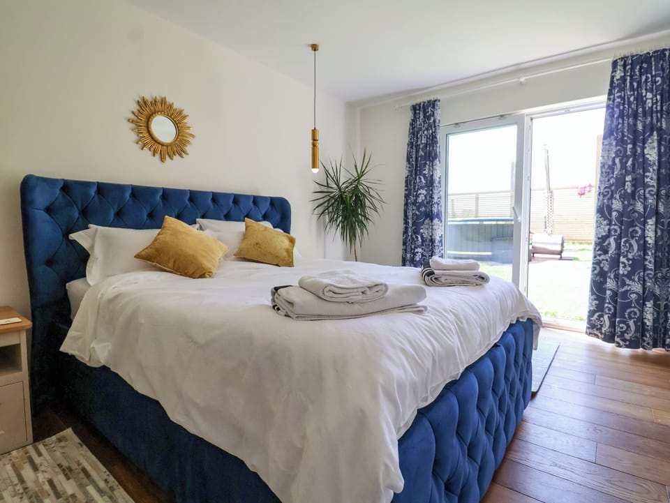 Cottage | 2 bedrooms, individually decorated, individually furnished, free WiFi