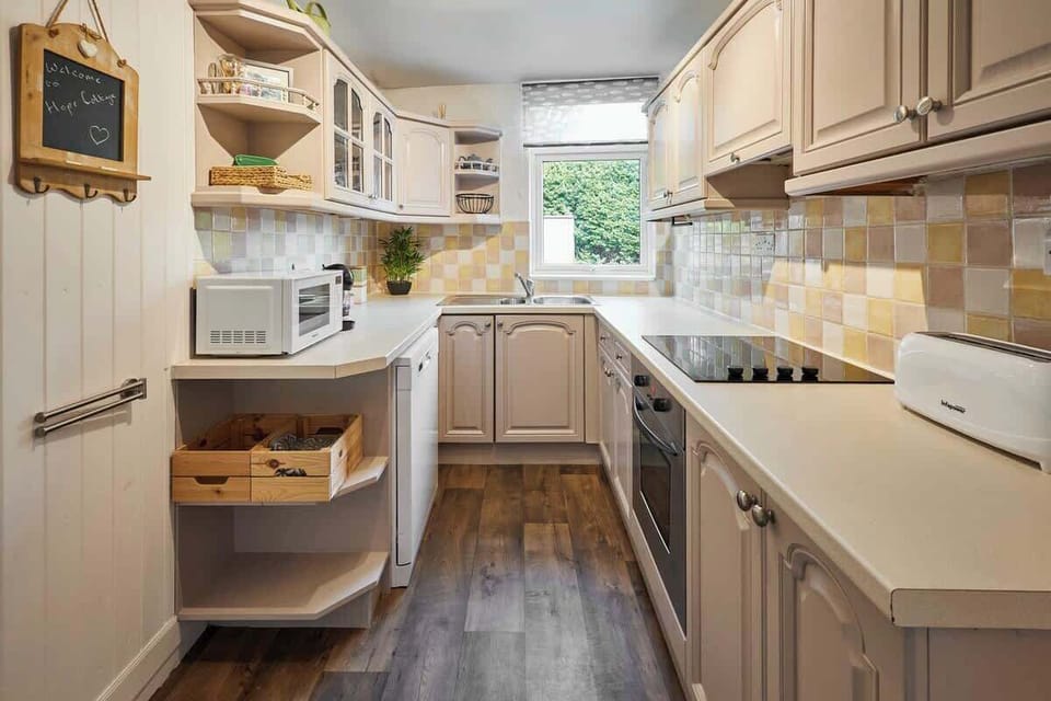 Hope Cottage, Whitby - Host & Stay