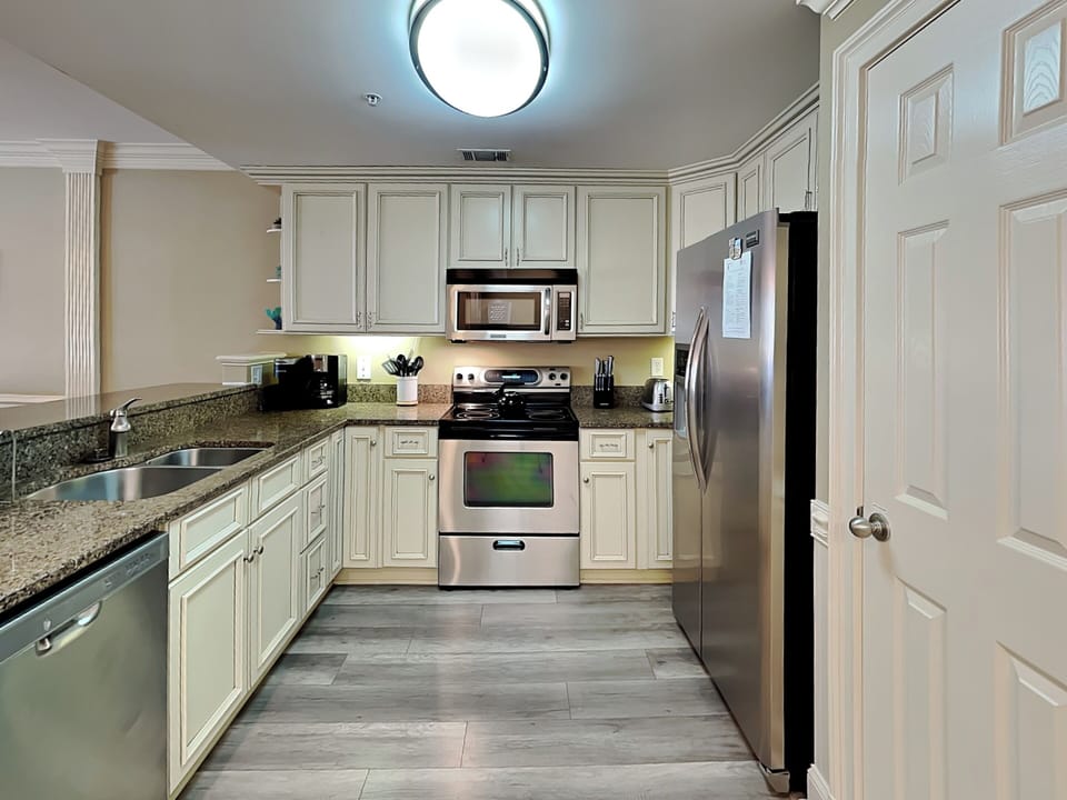 Full Kitchen w. Stainless Steel Appliances