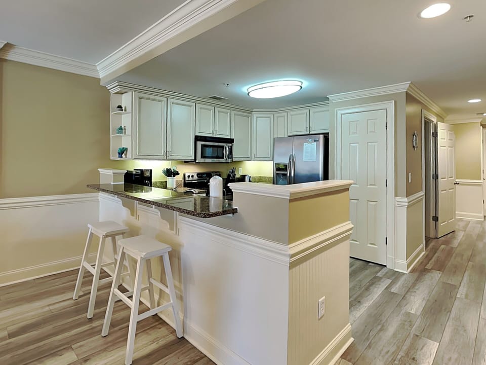 Full Kitchen w. Breakfast Bar + Barstool Seating