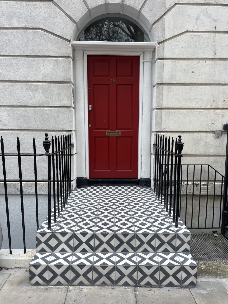 Entrance to the apartment building 