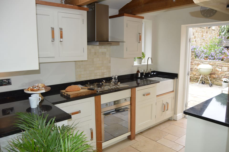 Cottage | Private kitchen | Fridge, dishwasher, electric kettle, toaster