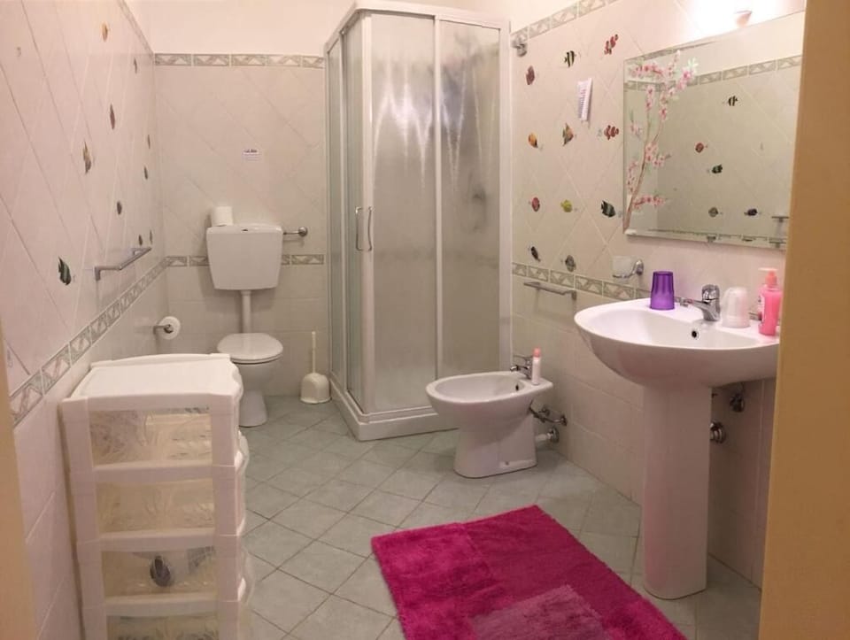 Bathroom | Free toiletries, hair dryer, bidet