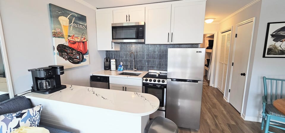 All new appliances, new DUO KEURIG, fully furnished kitchen!