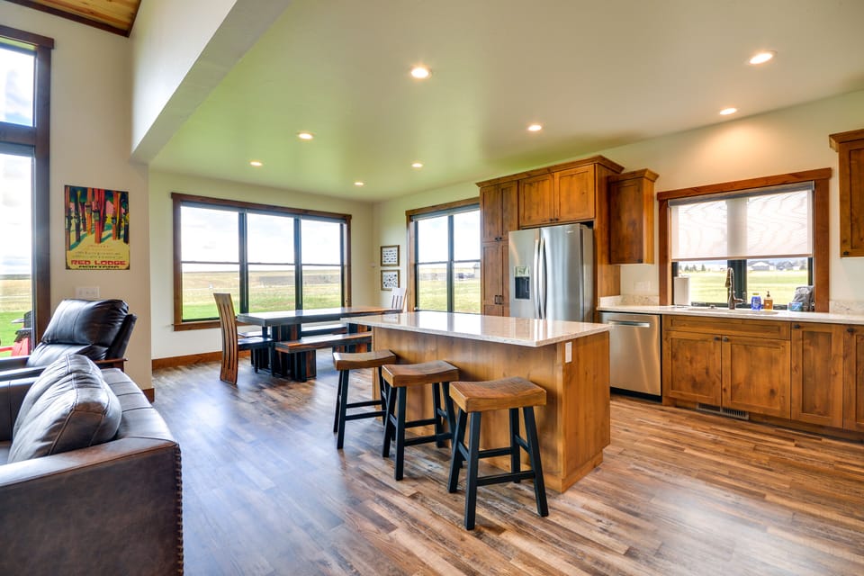 Kitchen | Equipped w/ Cooking Essentials