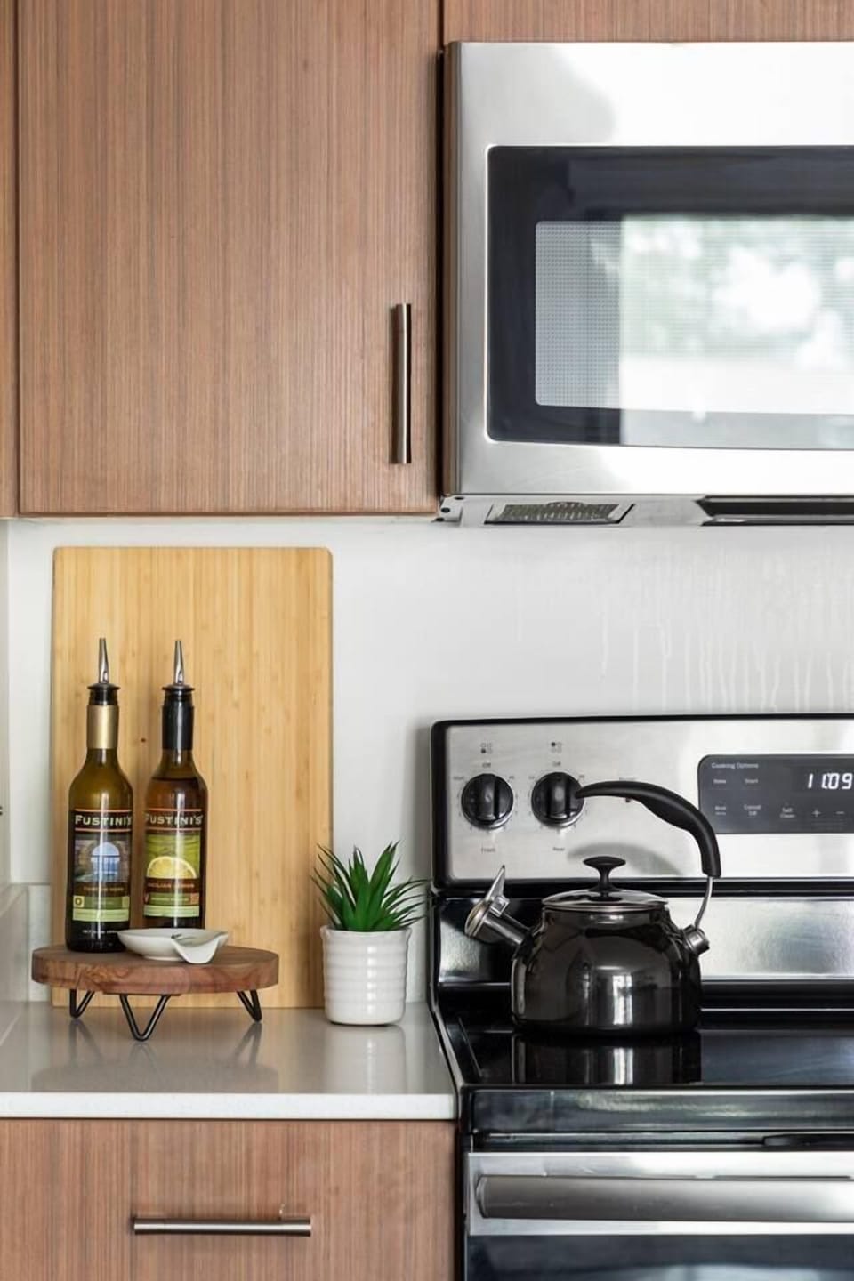 The kitchen is stocked with all the basics if you decide to stay in and cook. Be sure to visit local favorites like Fustini’s Oils, Great Lakes Potato Chips, American Spoon, and Cherry Republic to bring home a taste of Traverse City’s finest!