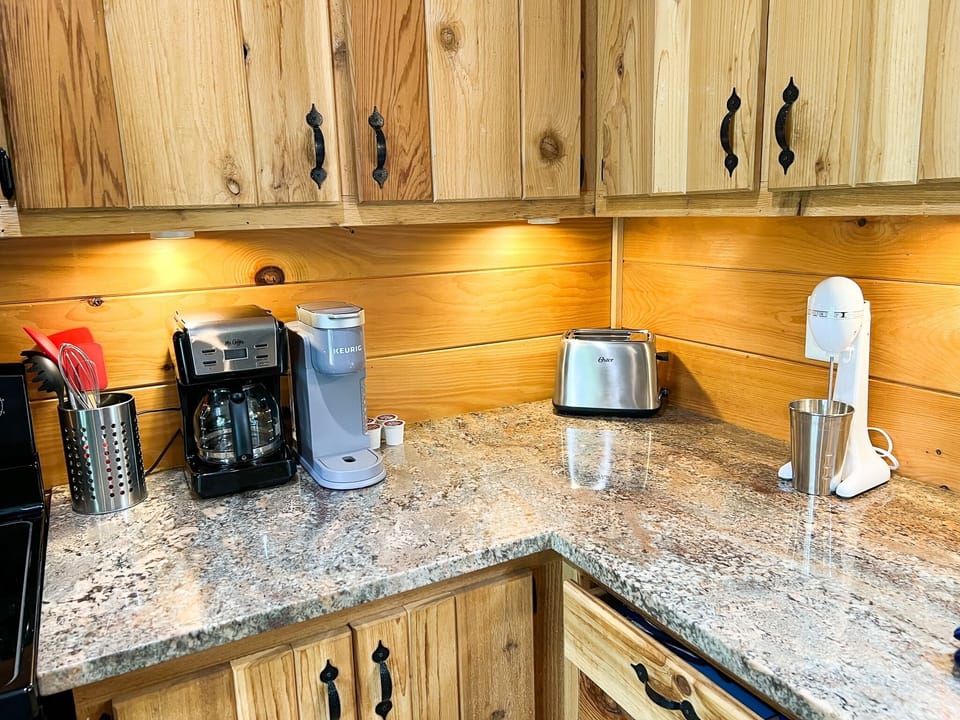 Two coffee makers, toaster and milkshake maker