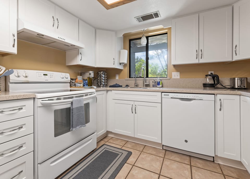 Fully stocked kitchen with all your food prep needs. Coffee/creamer/sweetener