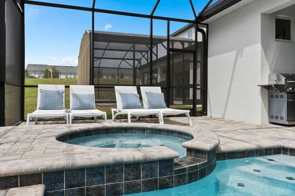 incredibly large private pool, hot tub, and dining space