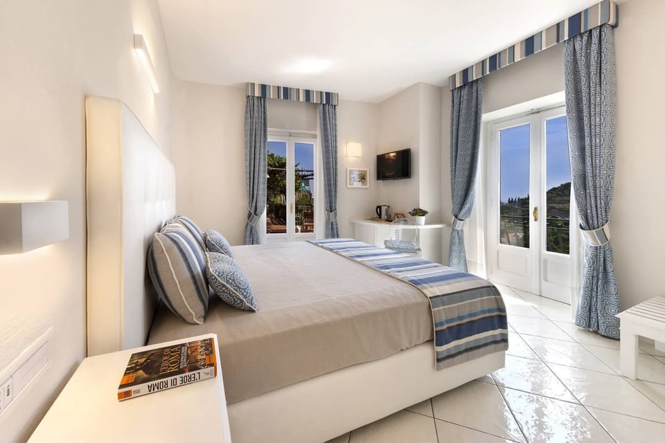 Deluxe Apartment | Minibar, in-room safe, desk, soundproofing