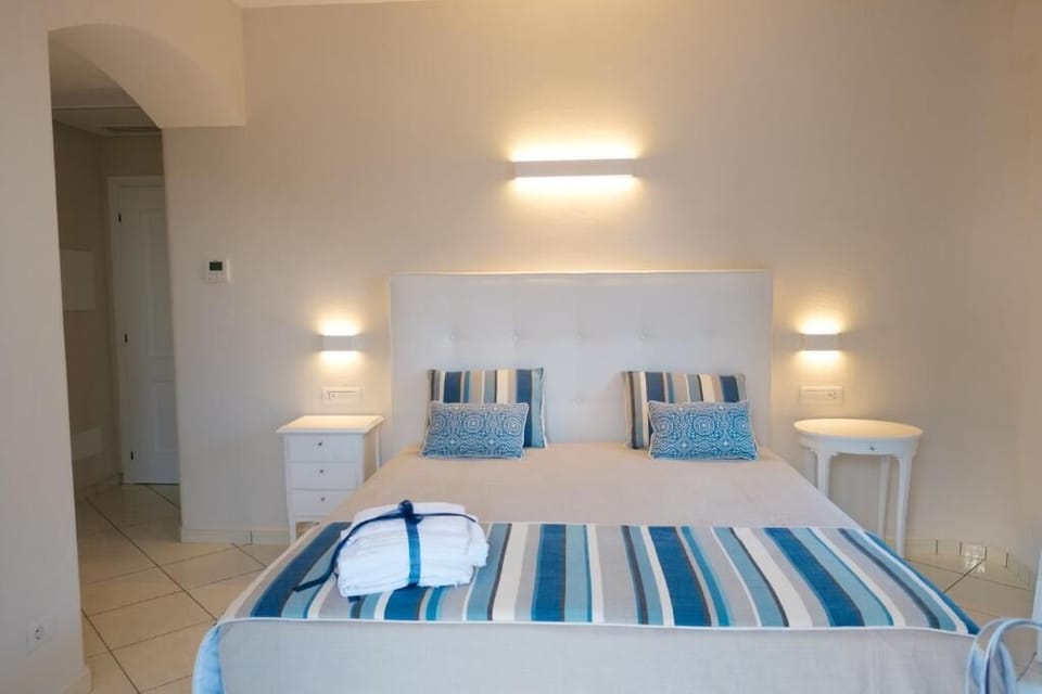Deluxe Room | Minibar, in-room safe, desk, soundproofing