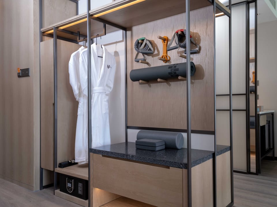 Business Suite, 1 King Bed | Down comforters, in-room safe, desk, laptop workspace