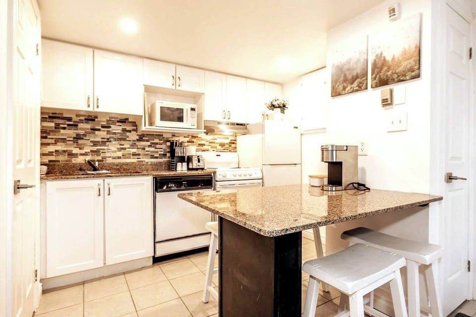 A full kitchen with coffee and pods for you.