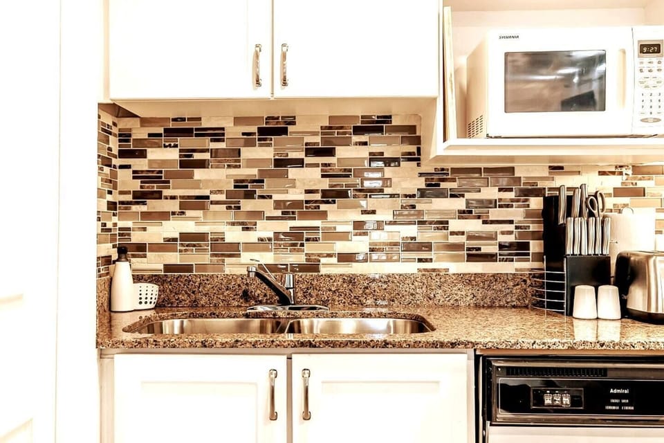 All the kitchen supplies to prepare meals on vacation. 