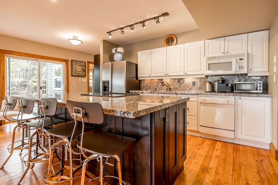Kitchen with large island