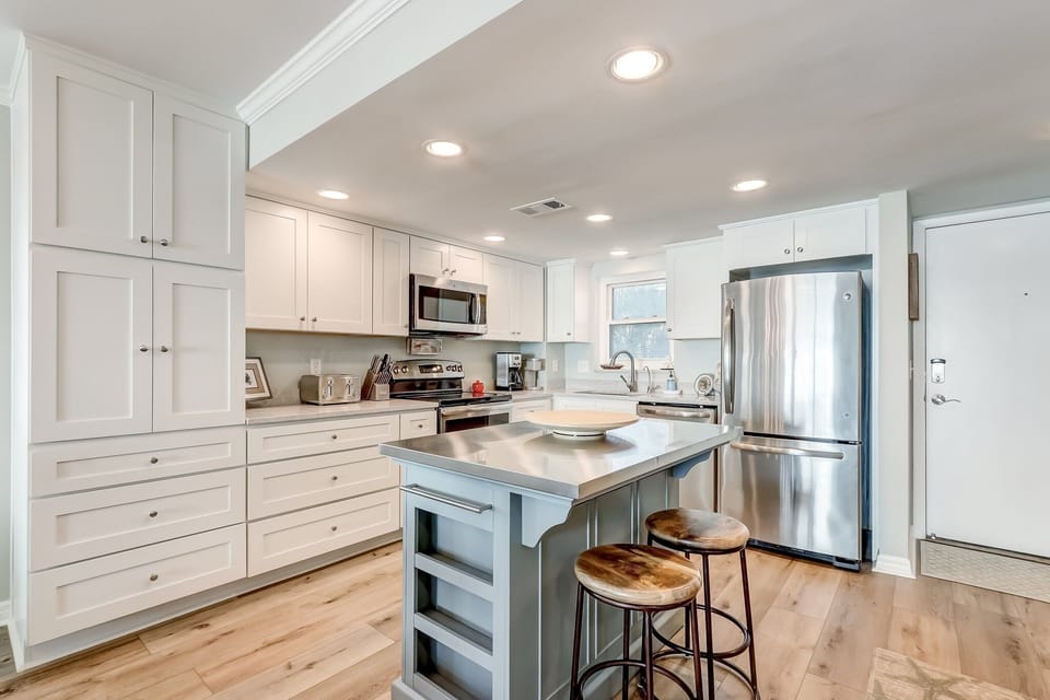 Newly Renovated Fully Equipped Kitchen with Stainless Steel Appliances, Quartz Countertops, and Island Seating for 2