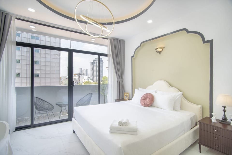Deluxe Studio Suite | Minibar, desk, blackout drapes, soundproofing