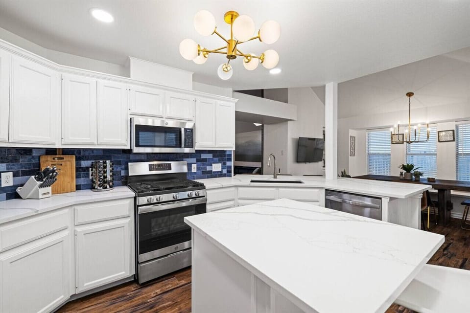 Modern kitchen with all the appliances and accessories you need to cook your own meals.