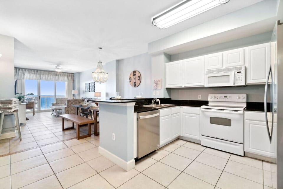 Full kitchen with the essentials to prepare meals