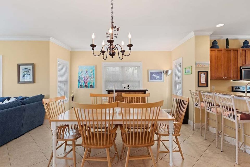 Plenty of room for everyone to enjoy a meal.