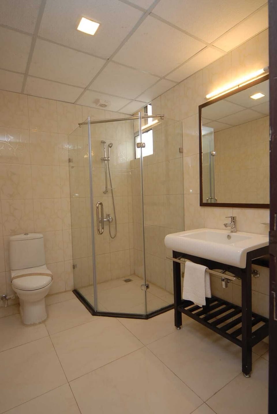 Family Suite | Bathroom | Shower, rainfall showerhead, towels