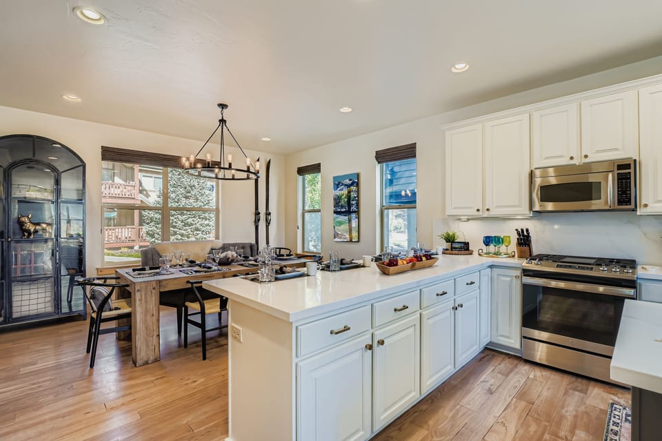 House, 5 Bedrooms | Private kitchen | Fridge, oven, coffee/tea maker, electric kettle