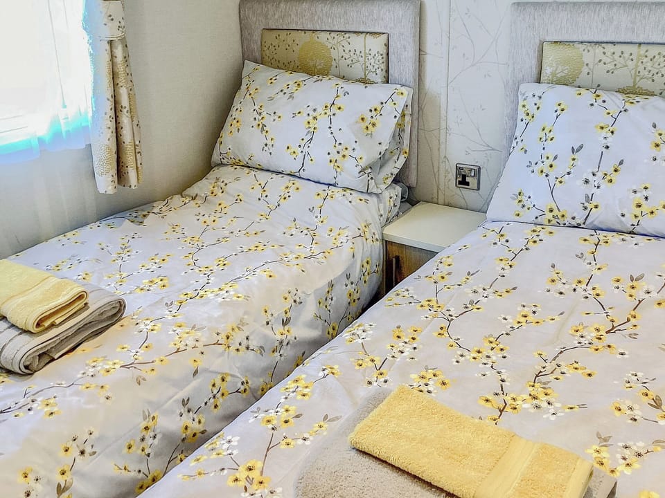Twin bedroom | Ballagan Lodge - Ballagan Lodges, Culloden Moor, near Inverness