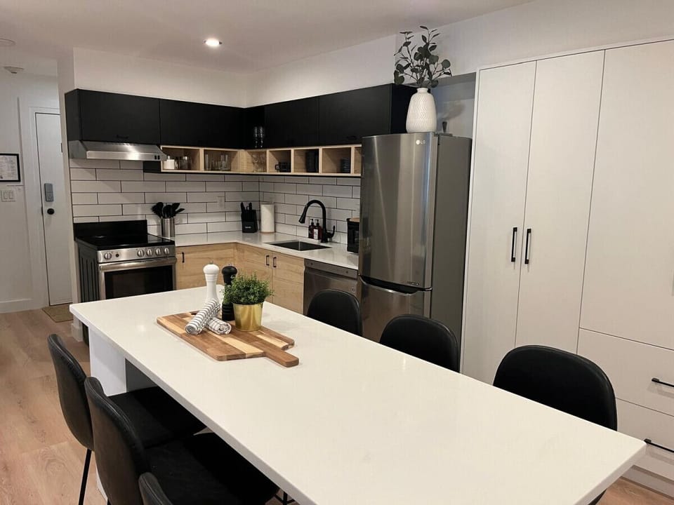 The kitchen island seats 6 guests comfortably. Create family memories here. Grab a quick breakfast sandwich before your day exploring the mountain, or make a 3- course meal for your loved ones. The kitchen is fully equipped with everything you need!