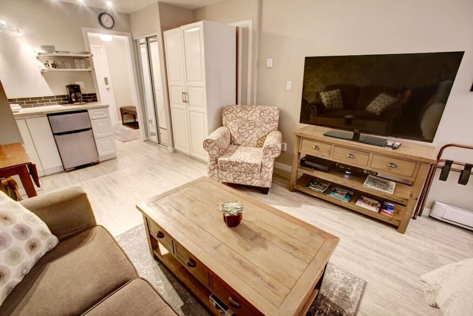 `Kerry`s place was super comfortable. With a car Whistler village was a short drive away. All amenities are within a short walking distance in Whistler Creekside. Overall a very pleasant stay and Kerry very prompt with communication.`--Kirsten