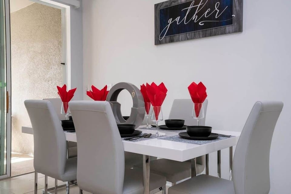 Dining Room w Six Seats