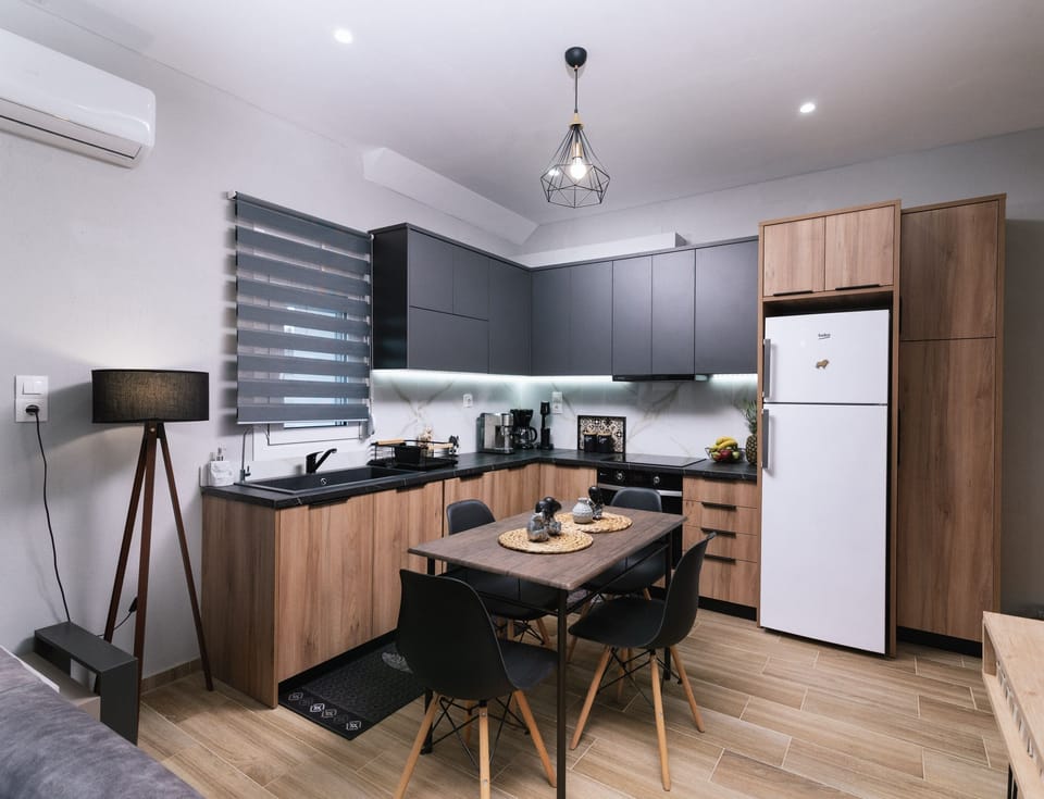 Full-size fridge, microwave, oven, stovetop