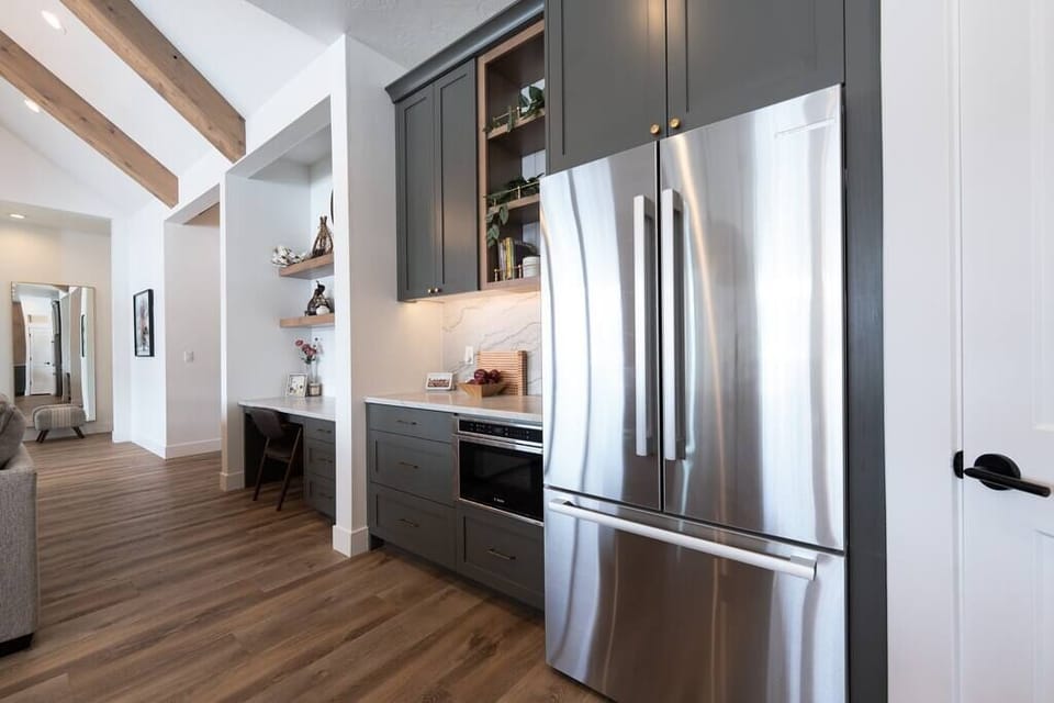 Kitchen / Work Desk
