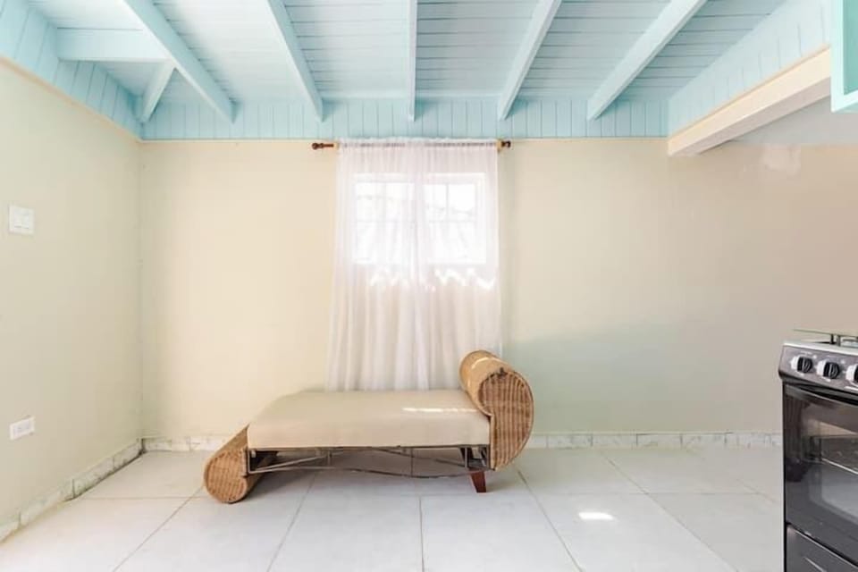 Basic Double Room, 1 Queen Bed | Living area