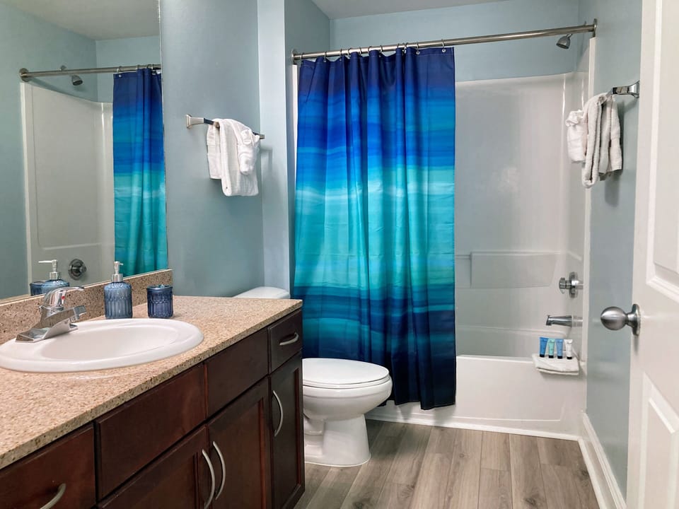 Primary Bathroom with Tub/Shower Combo