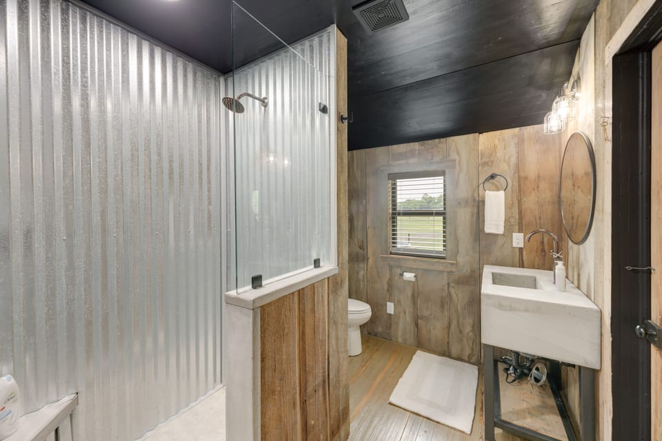 Full Bathroom | Towels Provided
