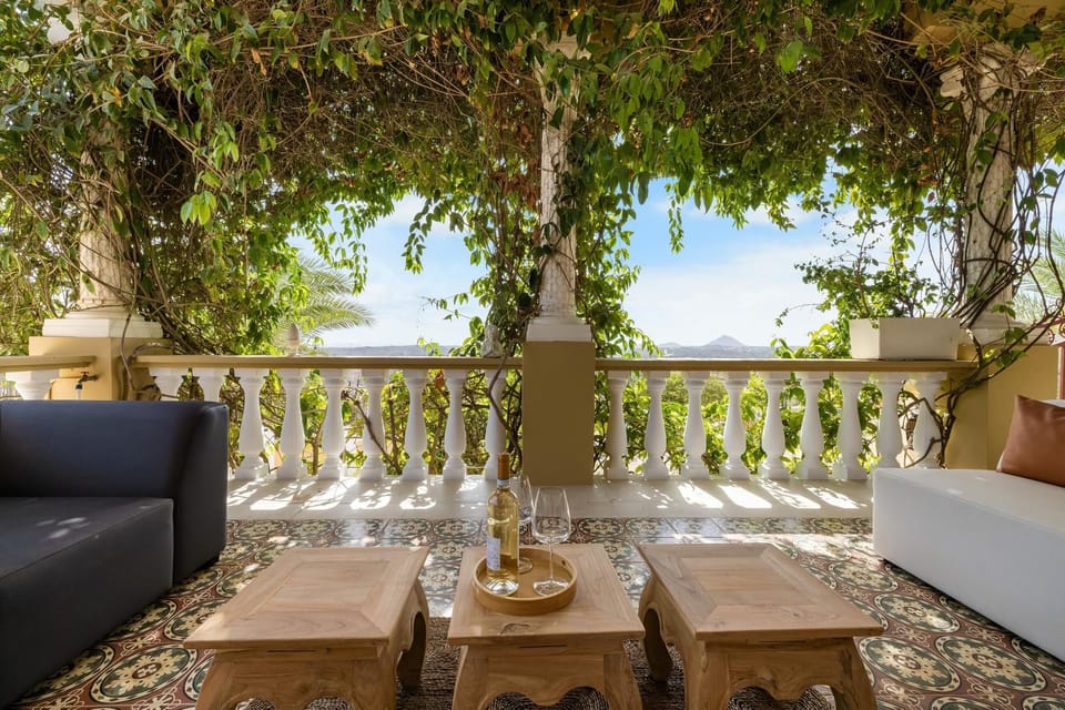 The very spacious top floor area with multiple balconies and seating will allow you take in Aruba’s beauty while enjoying a refreshing drink.