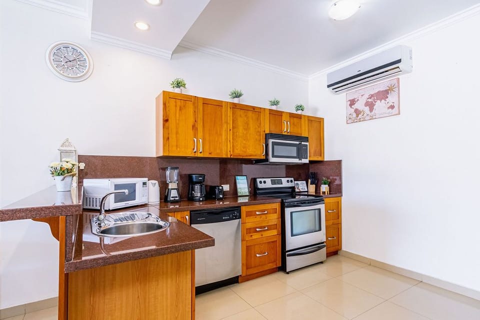 2BR Townhouse 3min walk 2 EagleBeach w/ Pool & BBQ (11067)