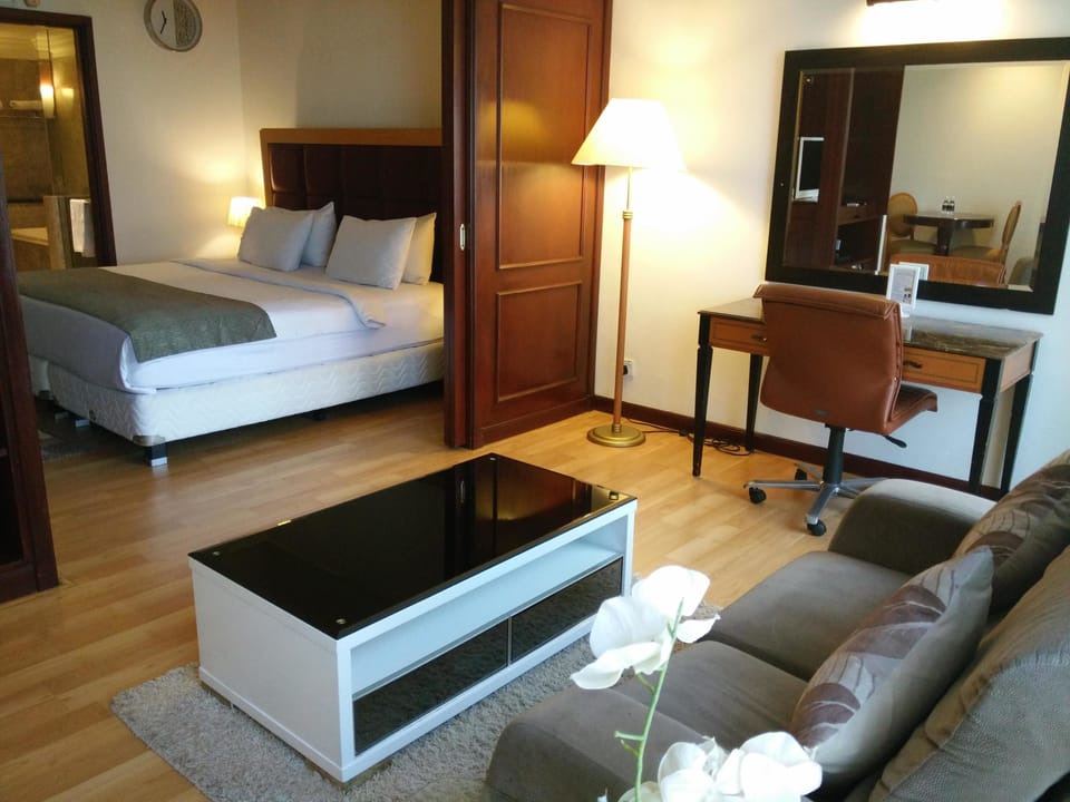 Premier Suite | Premium bedding, desk, iron/ironing board, rollaway beds