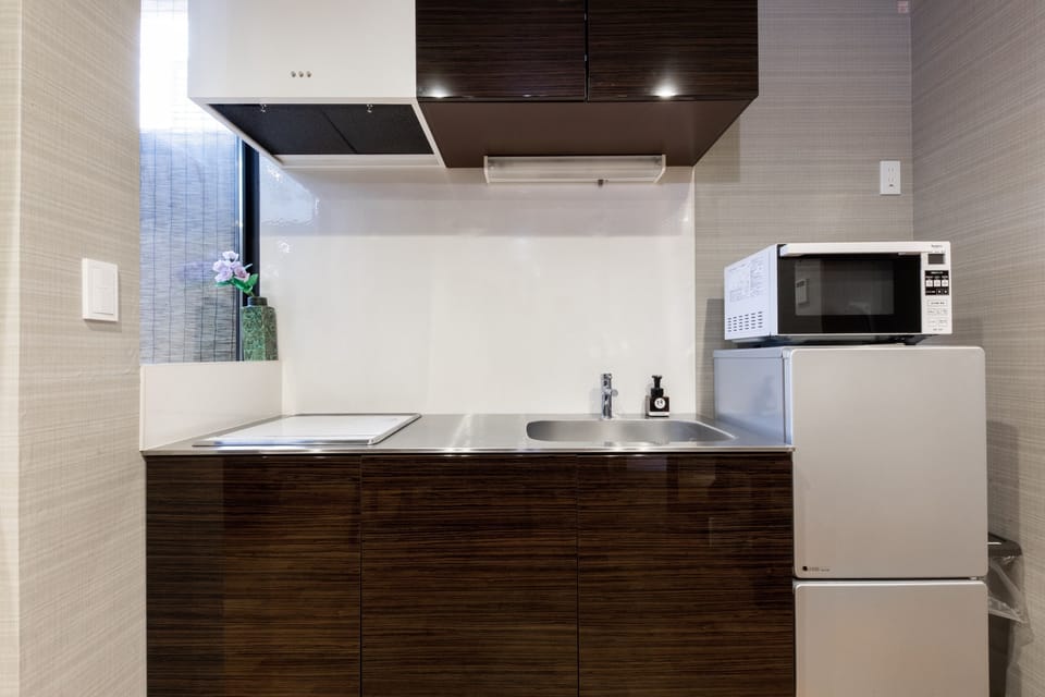 City Townhome | Private kitchen | Full-size fridge, microwave, stovetop, electric kettle