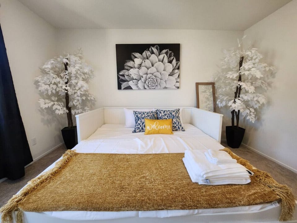 Bedroom with queen size bed.