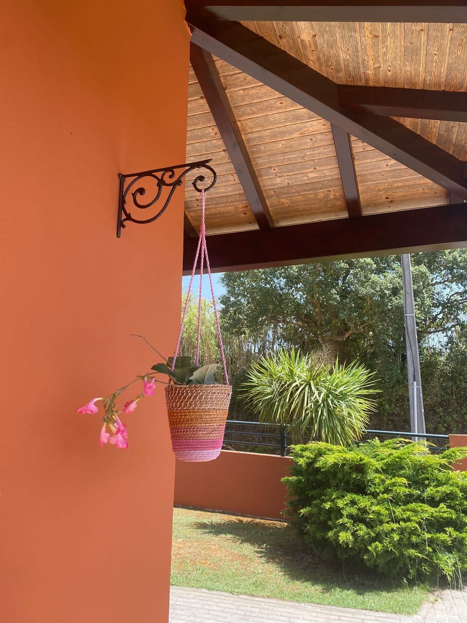 Detalhe alpendre e jardim