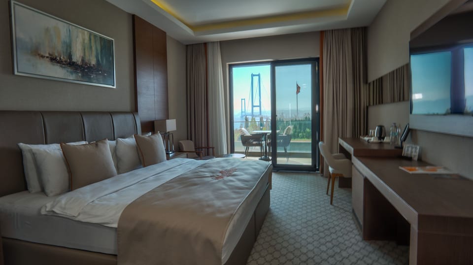Premium Suite | Minibar, in-room safe, desk, soundproofing