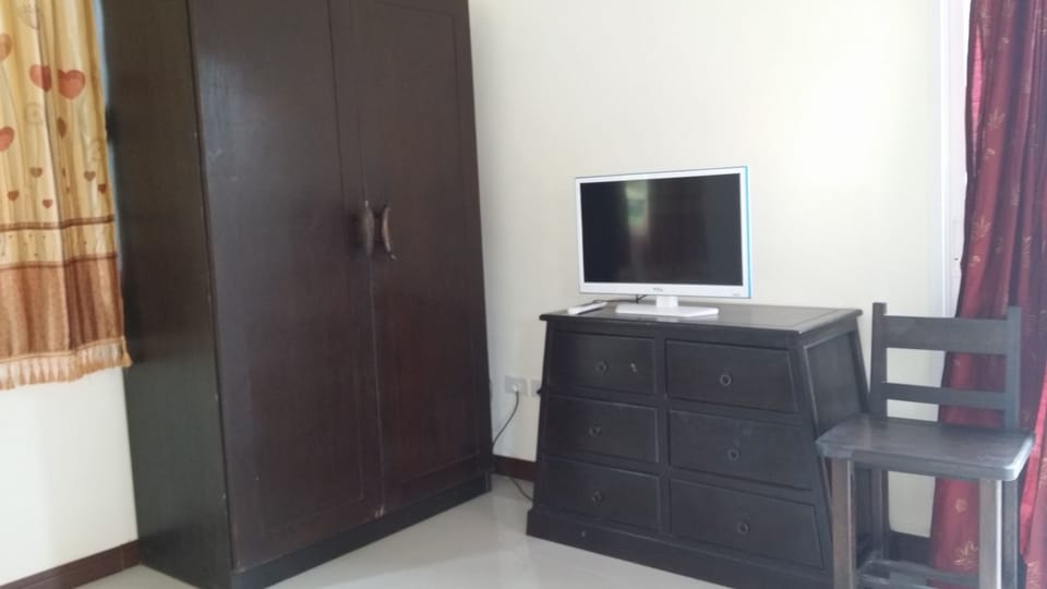 Superior Room | Bathroom | Shower, free toiletries, hair dryer, towels