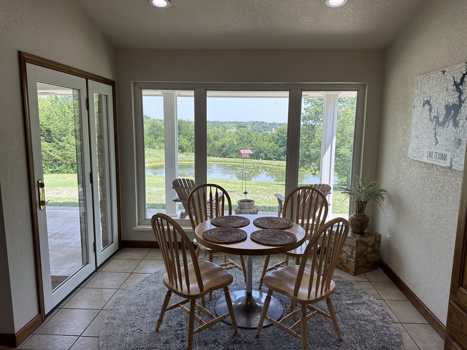 Breakfast Area - Overlooking the pond at Lake Texoma. 