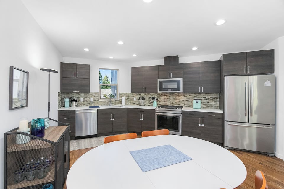 Classic Apartment | Private kitchen | Fridge, microwave, oven, dishwasher