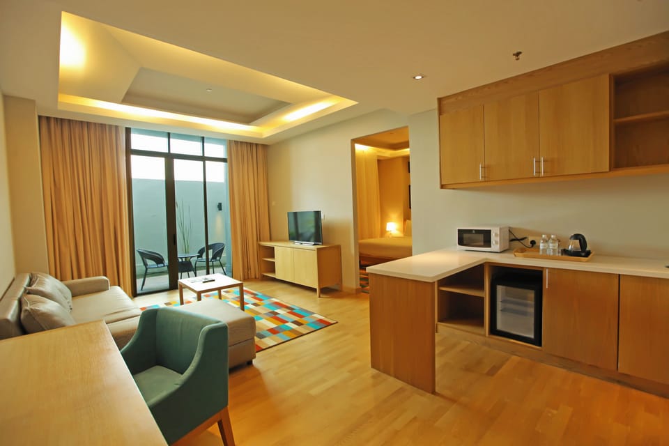 Premier Suite | In-room safe, iron/ironing board, rollaway beds (surcharge), WiFi (free)