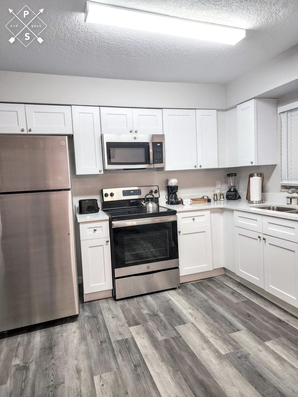 full kitchen, stainless steel appliances, all cookware, blender, coffee maker