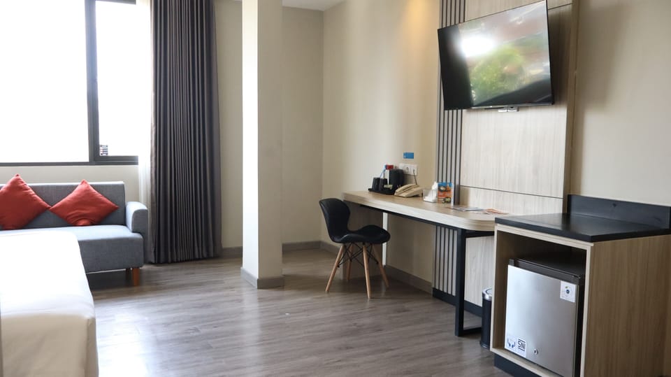 Suite | Minibar, desk, blackout drapes, soundproofing